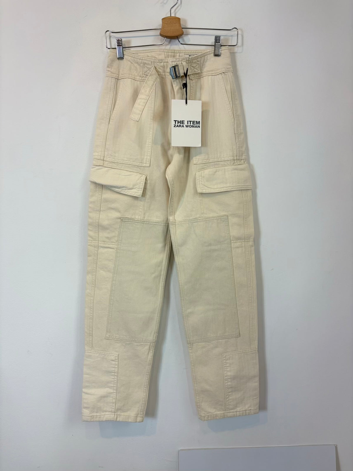 ZARA. Denim beige bolsillos
