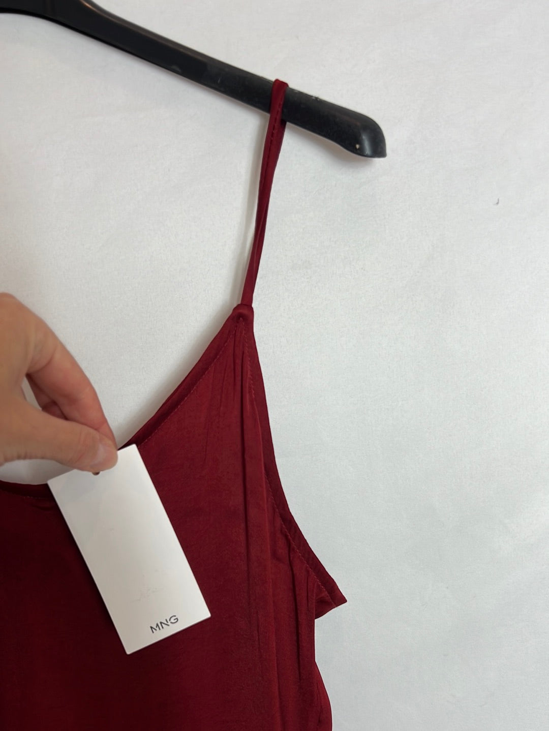 MANGO. Vestido midi burdeos apertura. T L