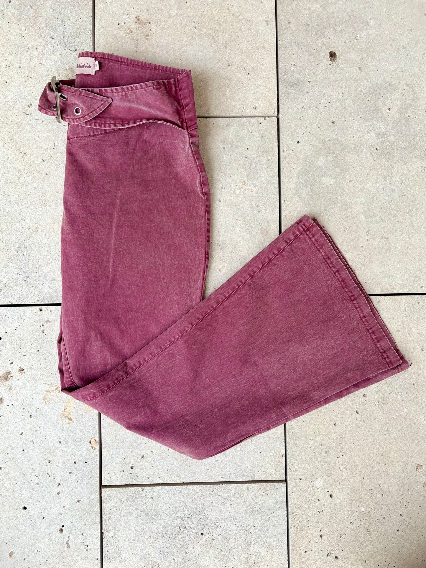 DAHLIA. Pantalones granate efecto desgastado