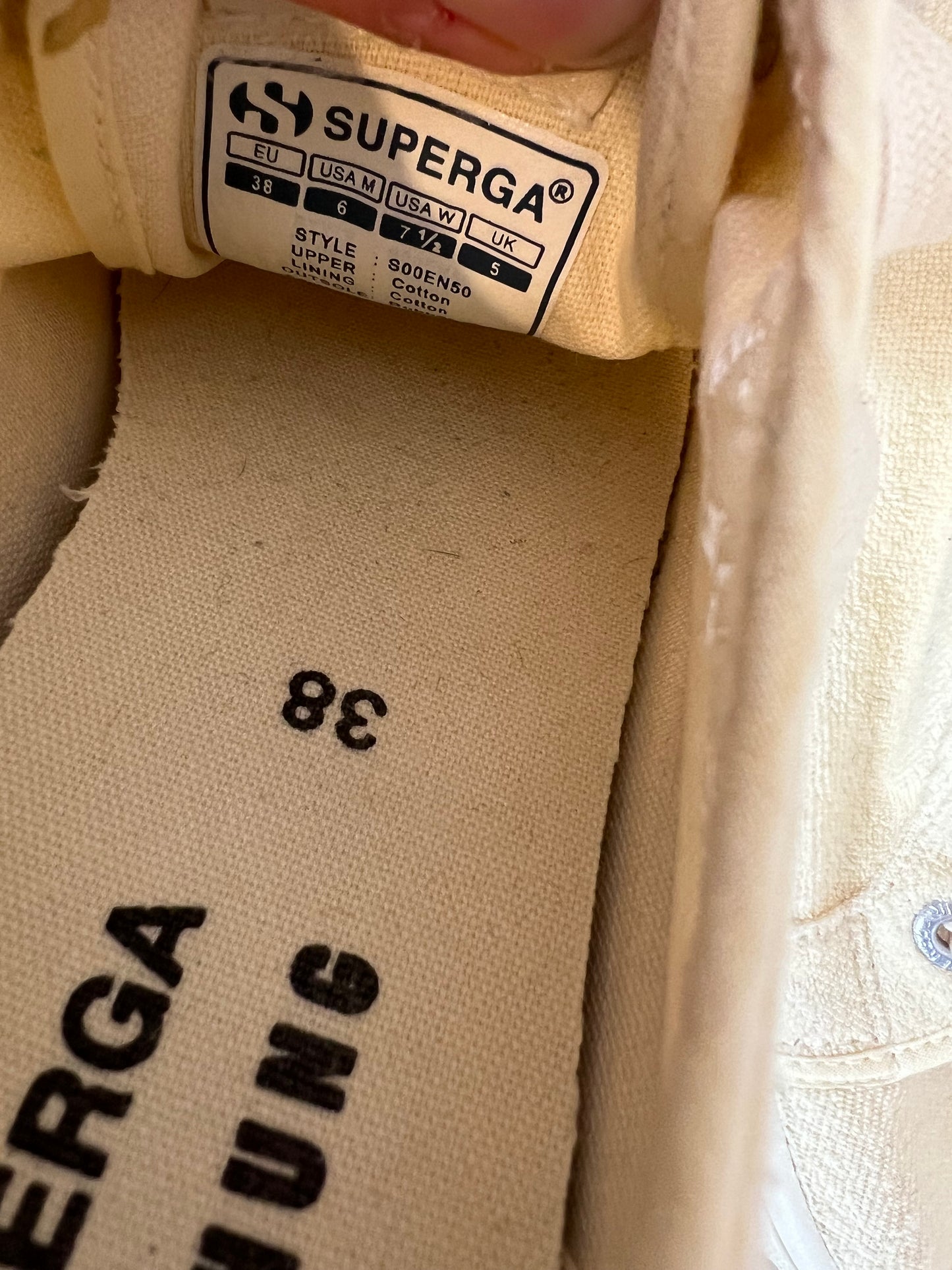 SUPERGA x ALEXACHANG. Zapatillas beige textura detalle talón. T 38