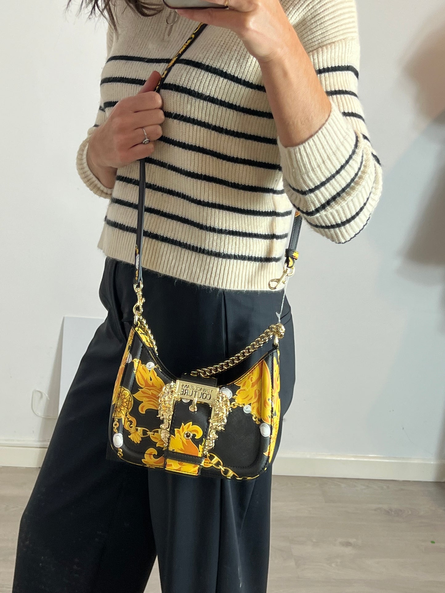 VERSACE JEANS COUTURE. Bolso doble asa y monedero hebilla dorada