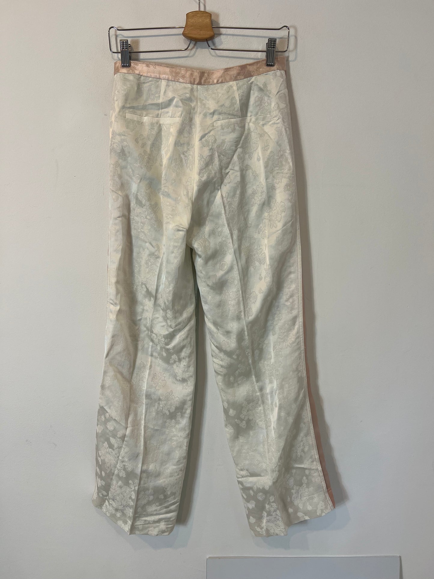 ZARA. Pantalón ancho colores y flores T.xs