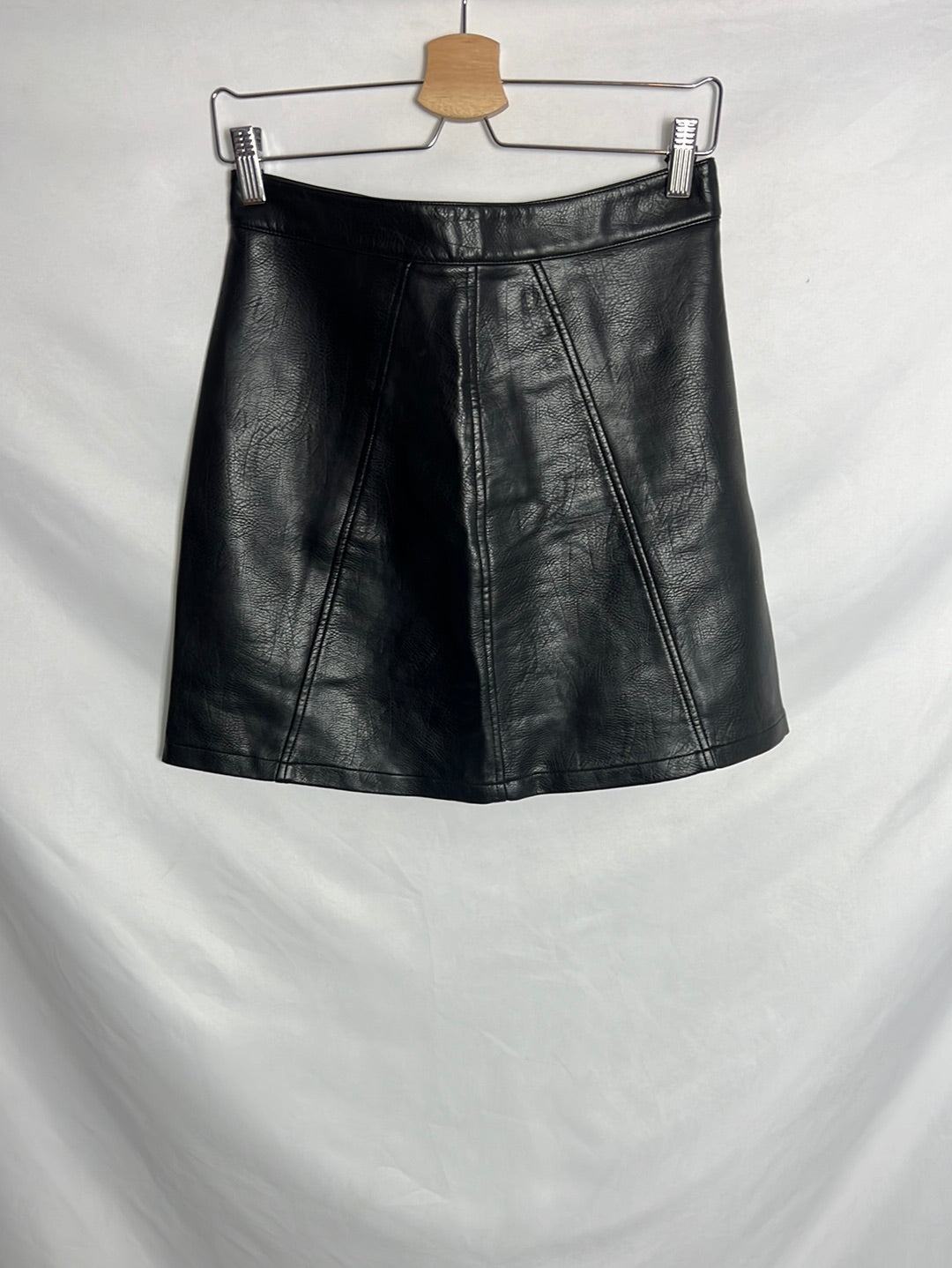 ZARA. Falda negra corta efecto piel. T S