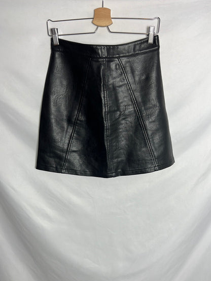 ZARA. Falda negra corta efecto piel. T S