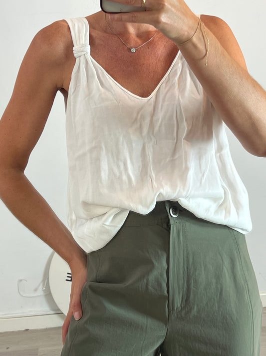 OTHERS. Flowy white top. TL