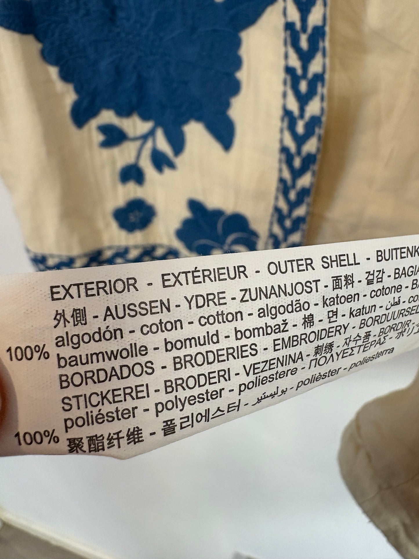 ZARA. Chaleco beige bordado azul