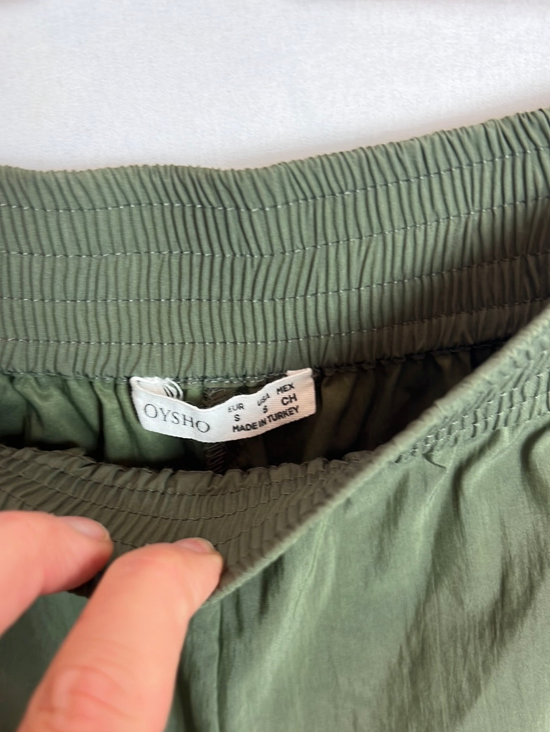 OYSHO. Textured green trousers. TS