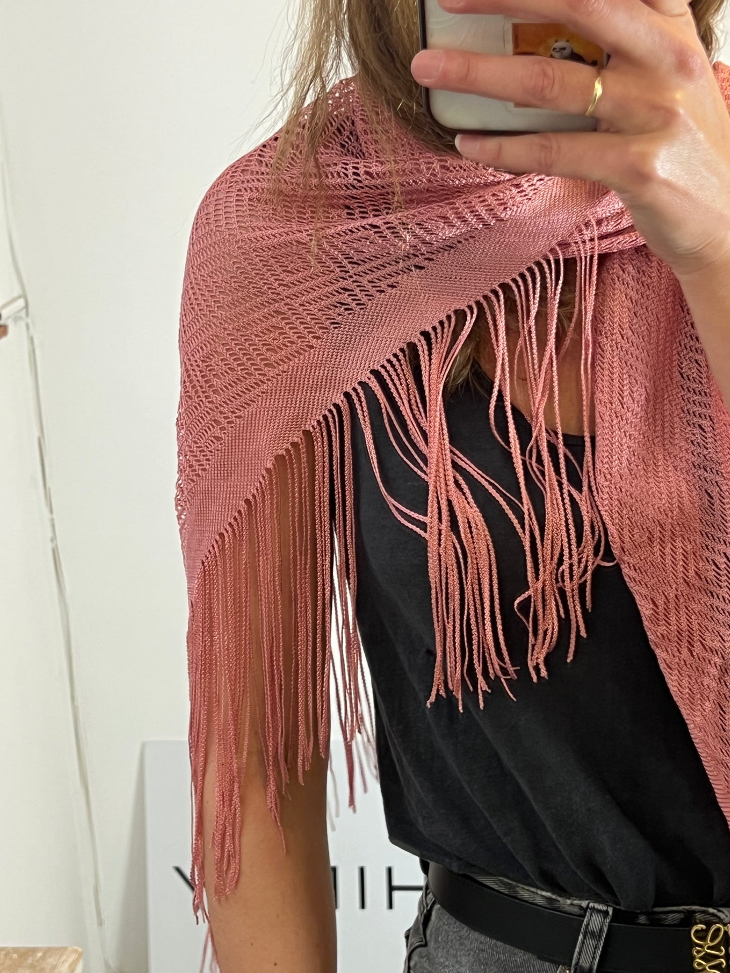 OTRAS. Pañuelo rosa flecos