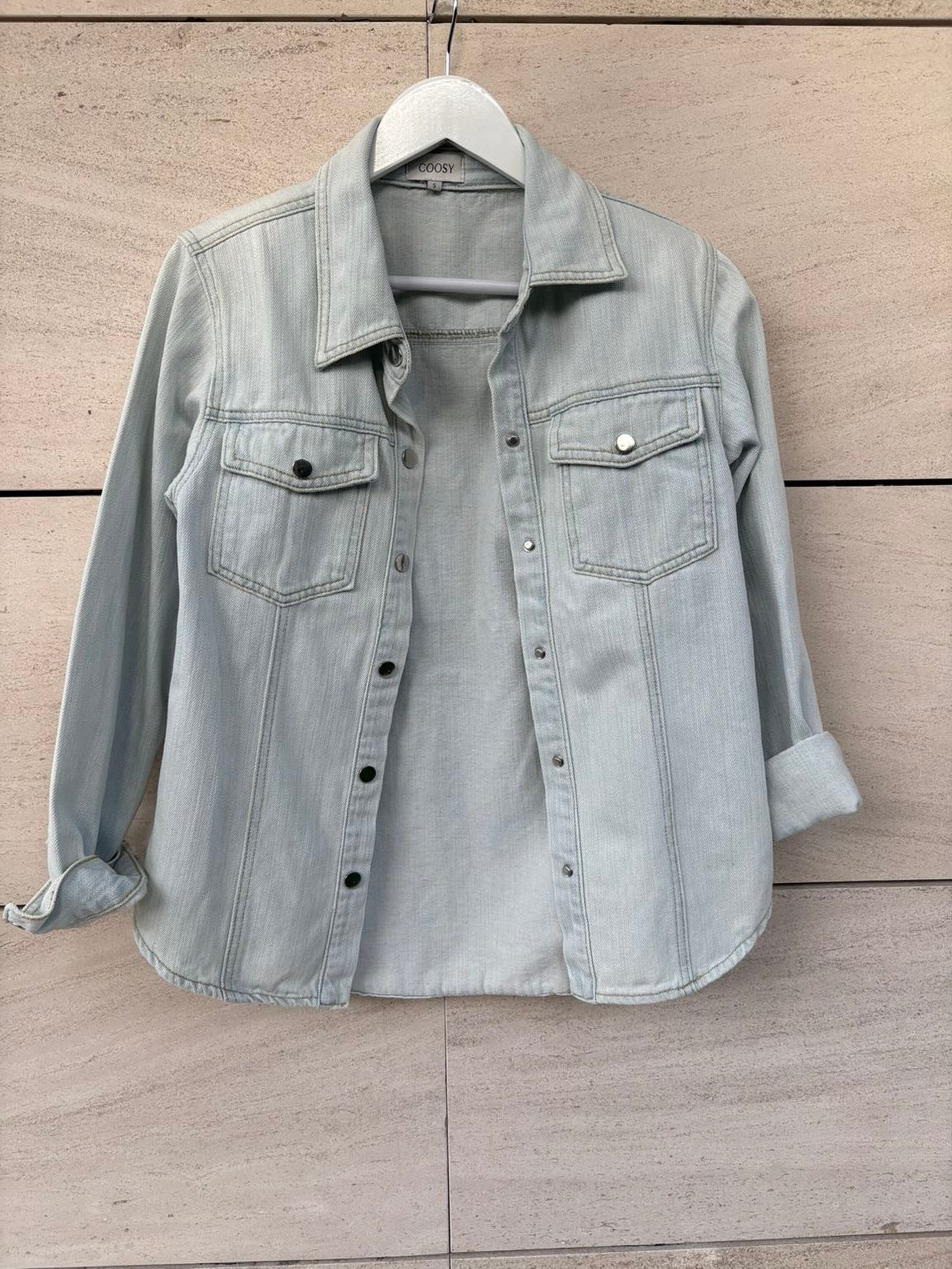 COOSY. Camisa denim azul claro