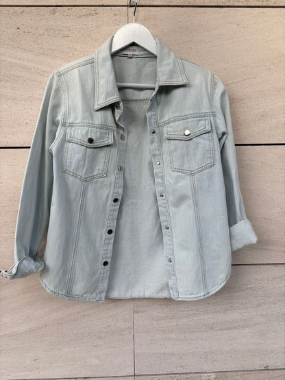 COOSY. Camisa denim azul claro