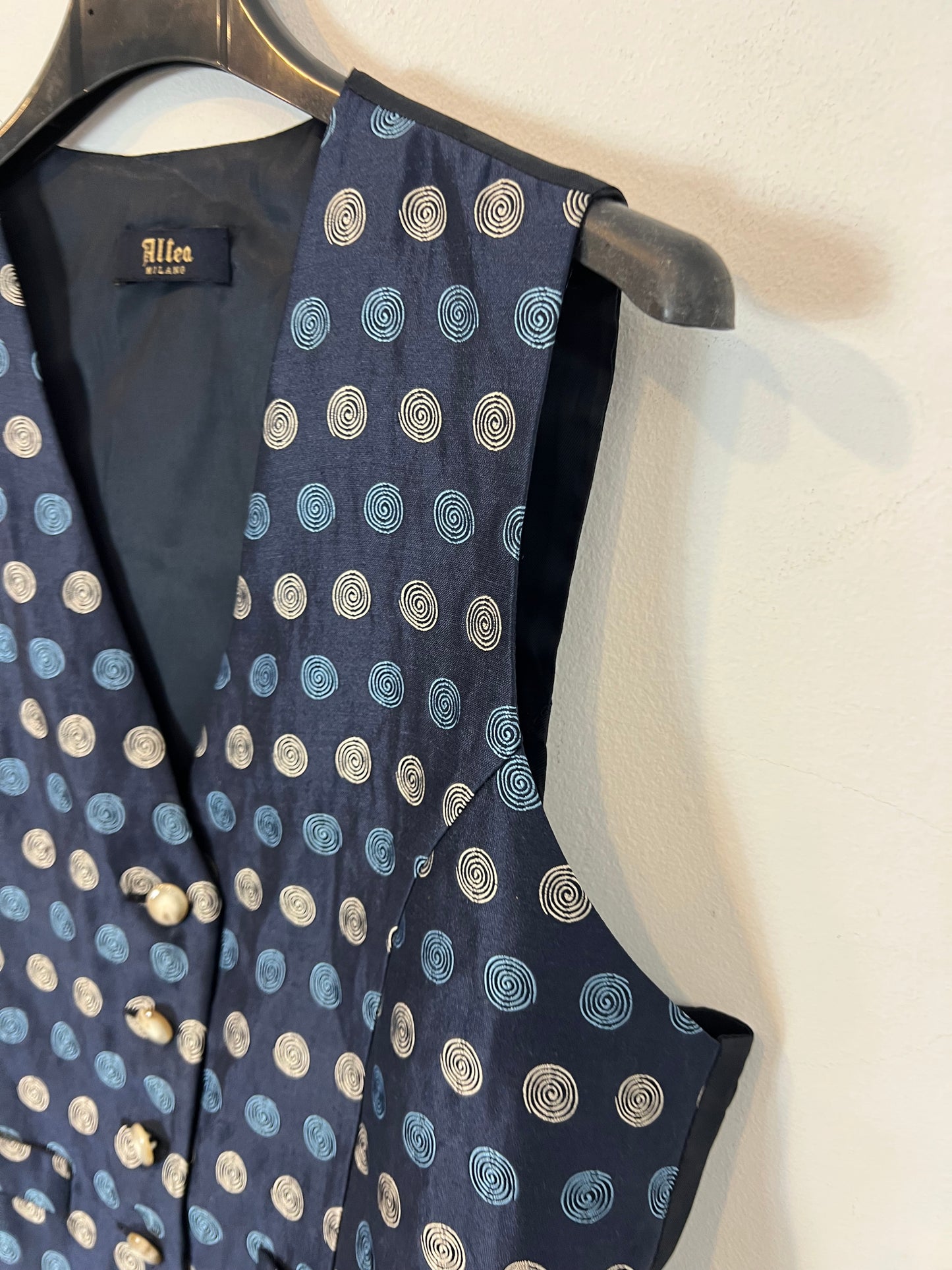 ALTEA MILANO. Chaleco seda  azul dibujos. T M