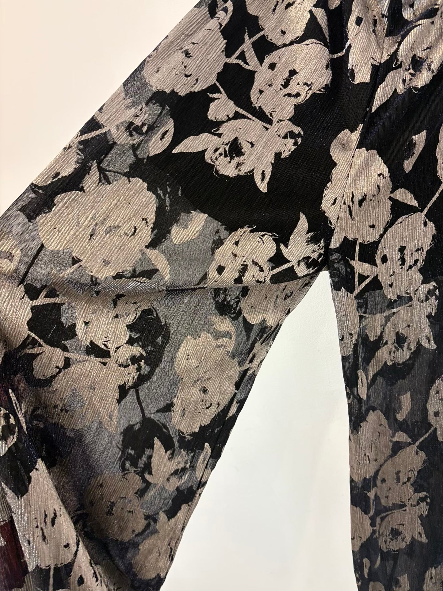 SFERA. Pantalón bombacho textura detalle semi transparente