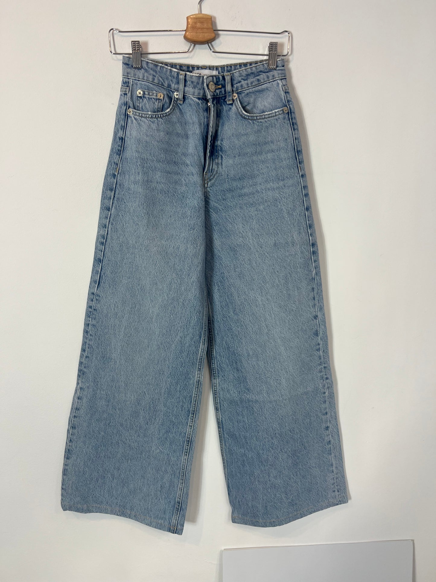 ZARA. Denim pata ancha claro. T 34