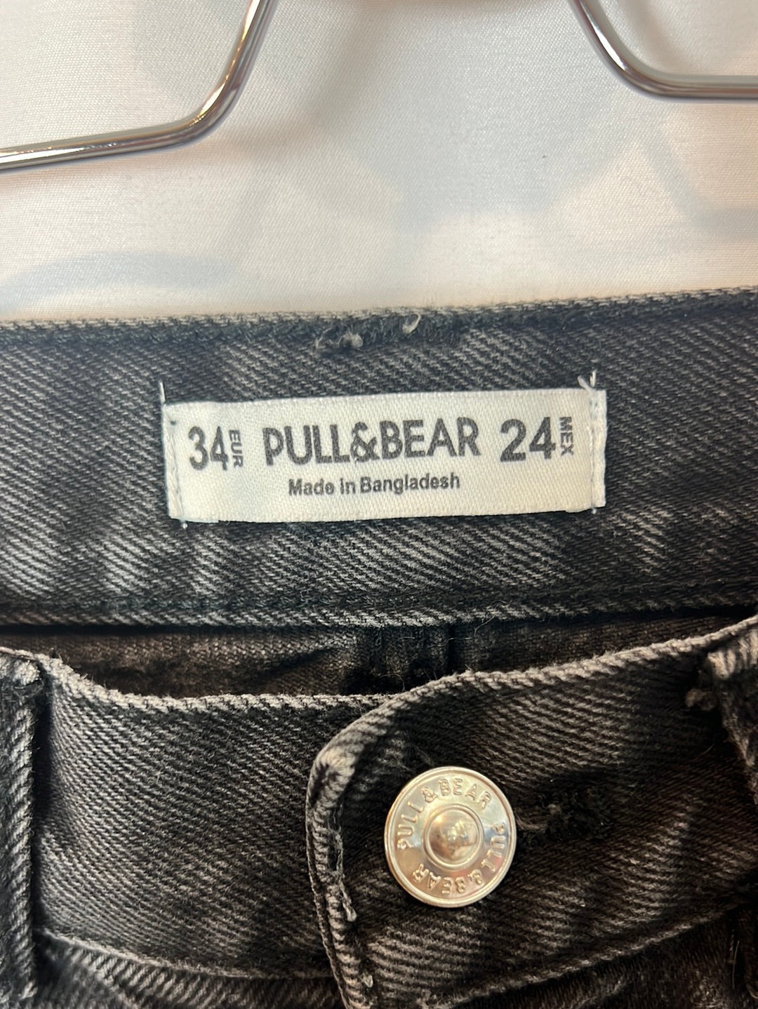 PULL&BEAR. Pantalón denim negro T.34