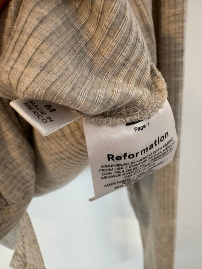 REFORMATION. Top canalé gris abotonado