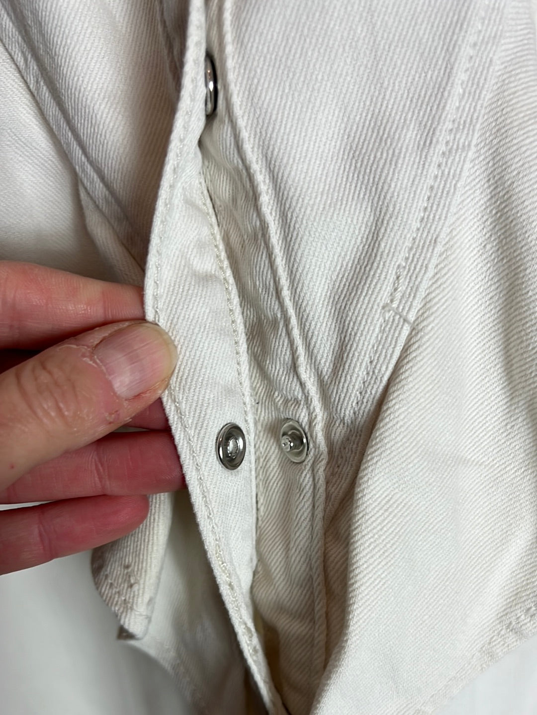 MANGO. Blusa denim color crudo volante. T M