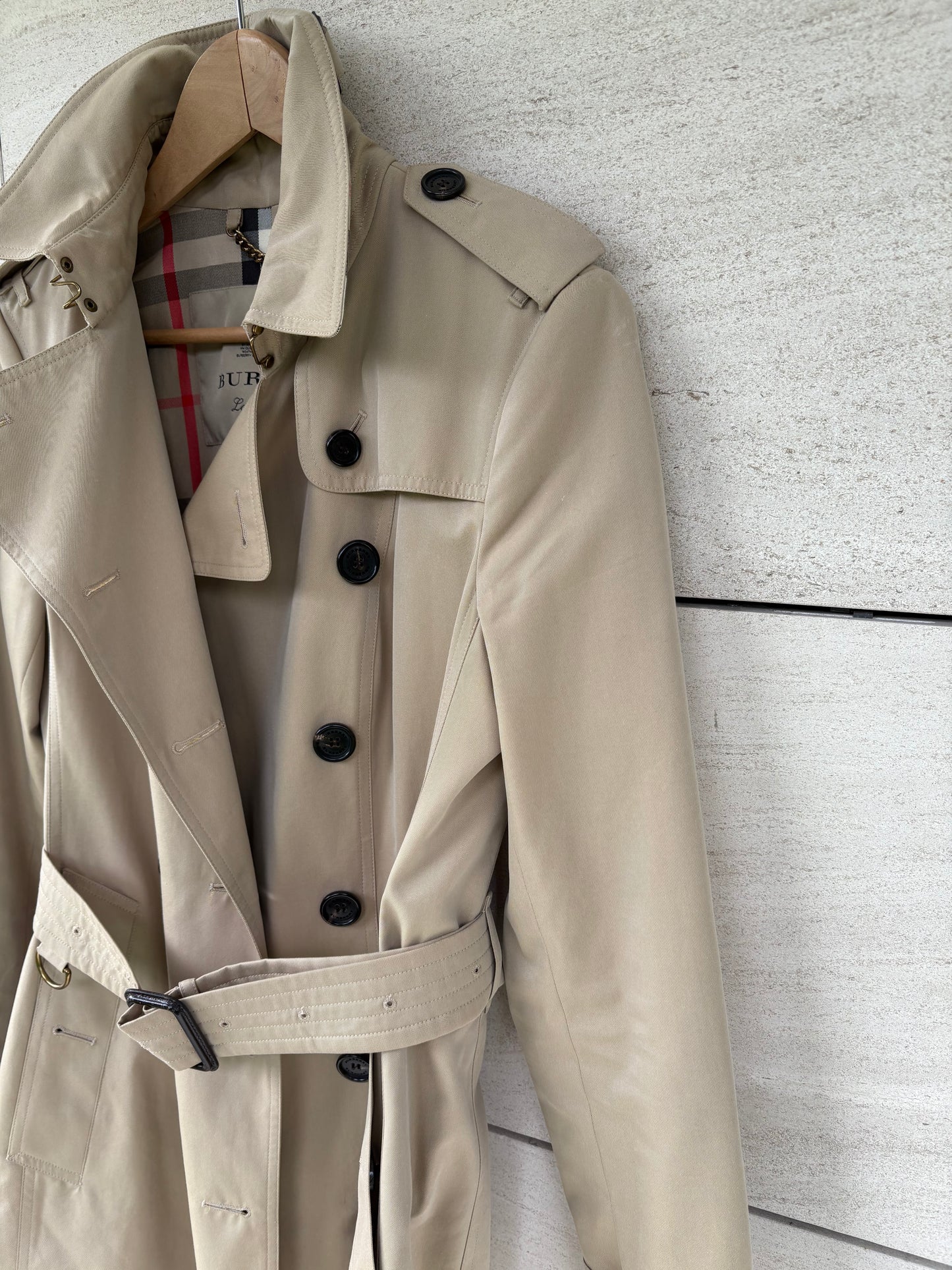 BURBERRYS. Gabardina beige doble botonadura