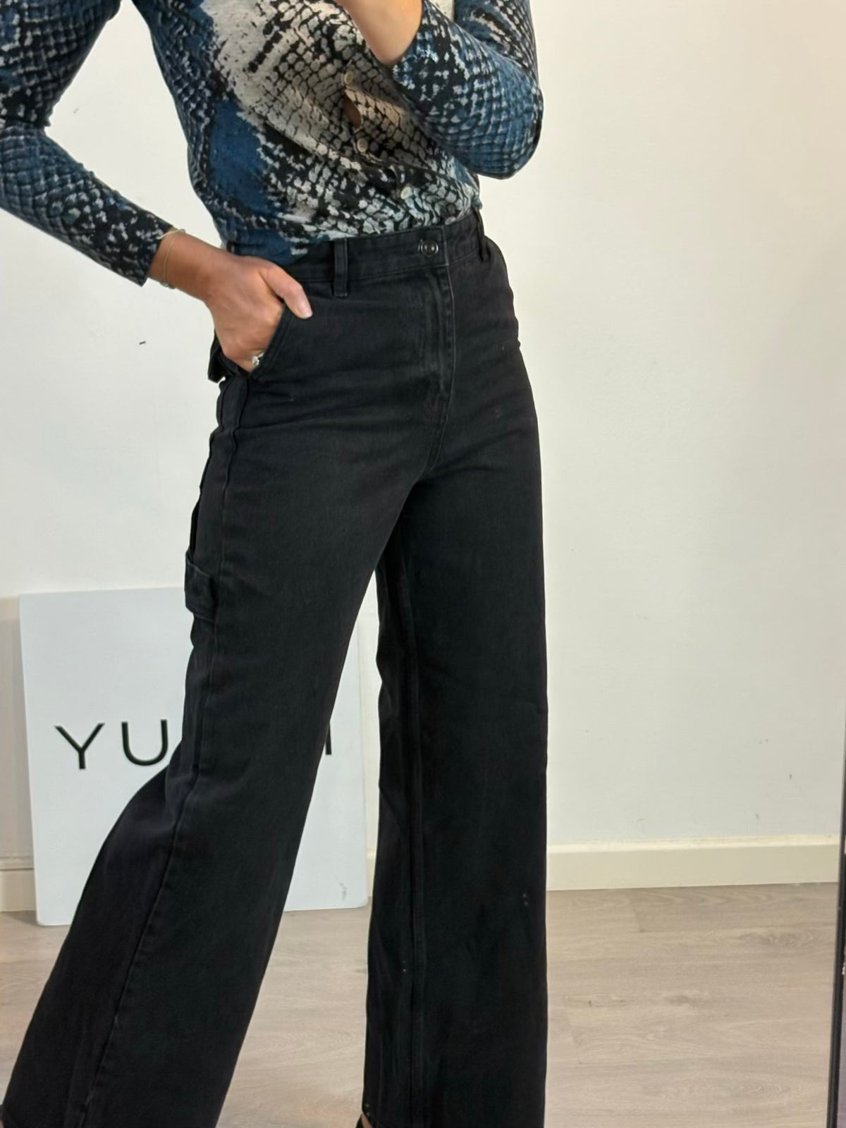 BRITT SISSECK. Denim negro pata ancha