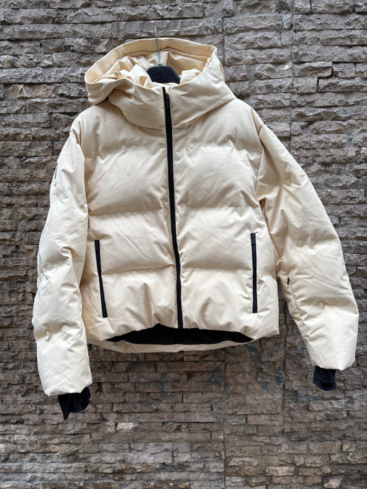 OYSHO. Plumas ski collection crema