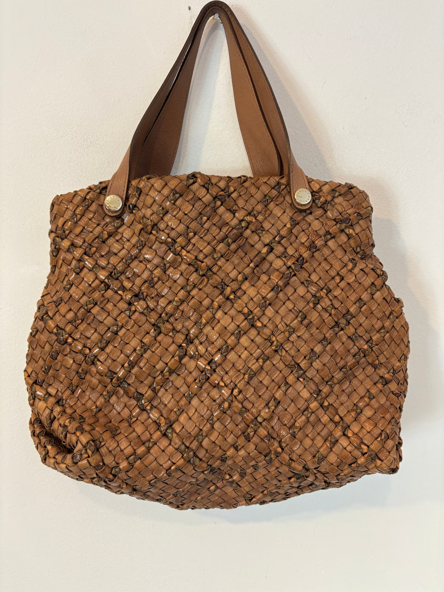 FURLA. Bolso de hombro piel trenzada