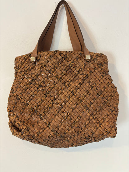 FURLA. Bolso de hombro piel trenzada