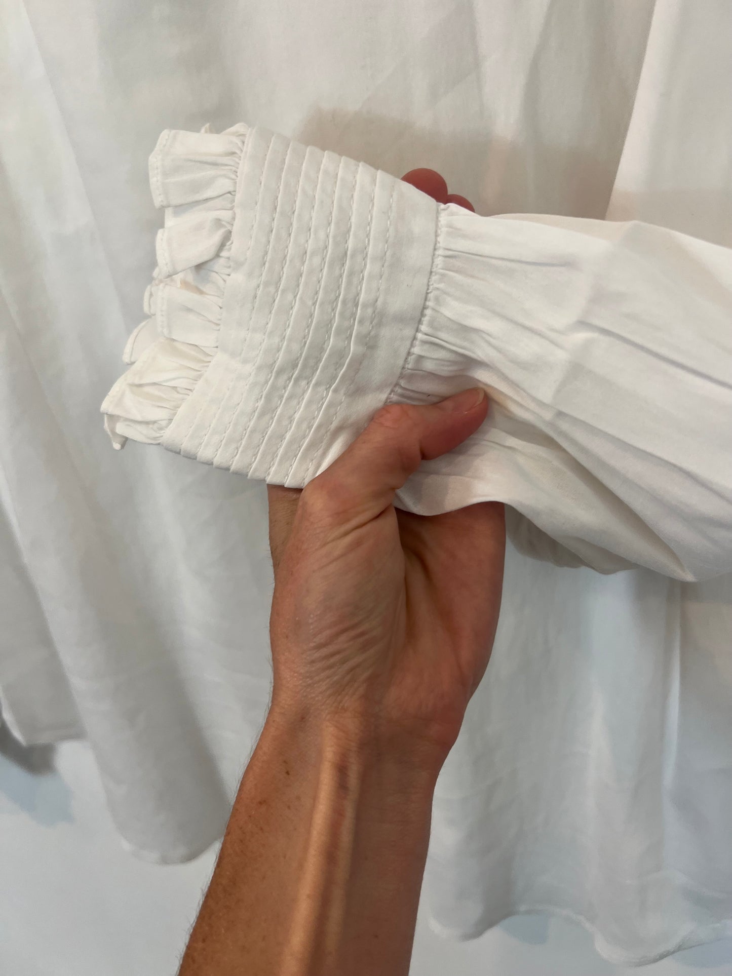 ZARA STUDIO. Blusa blanca detalles encaje T.m