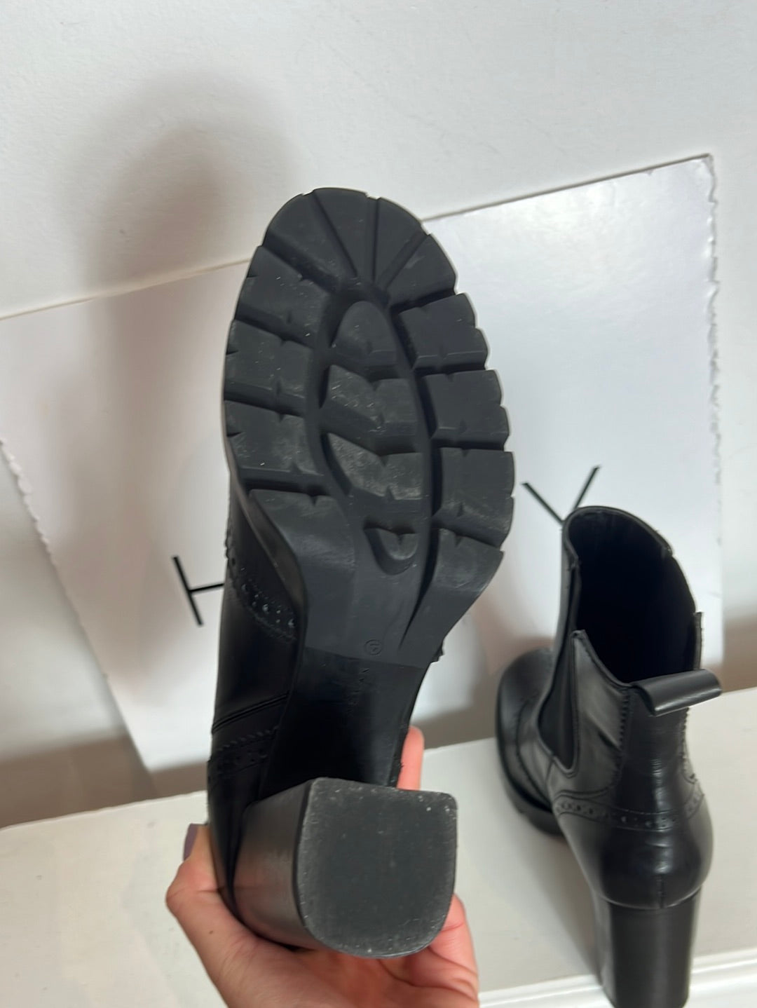 ZARA. Black die-cut ankle boots. Size 41