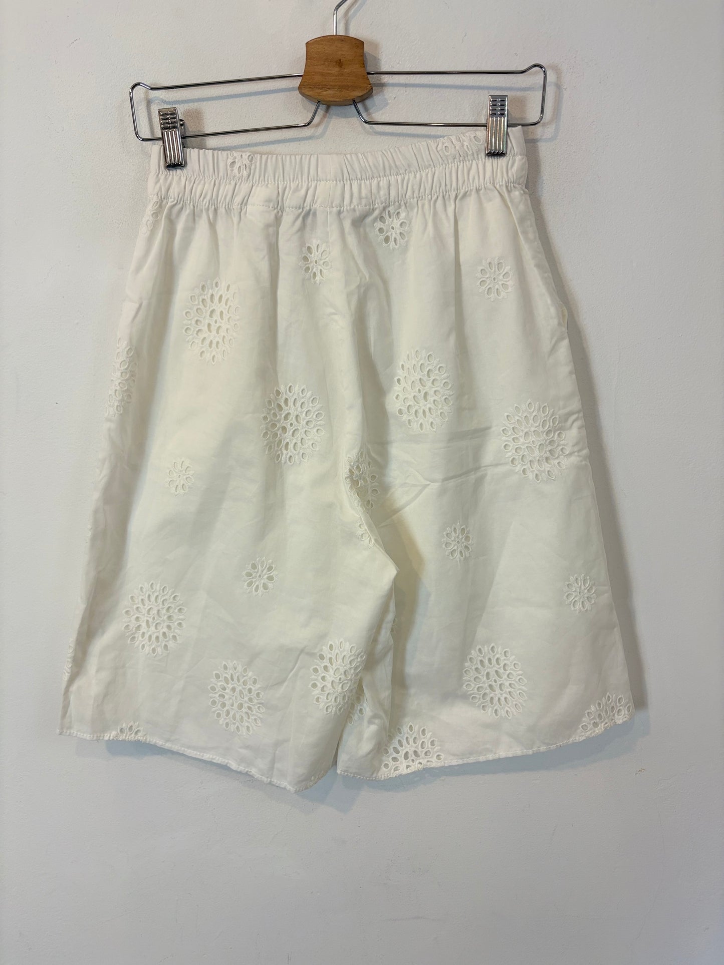 ZARA. Bermuda larga blanca bordados