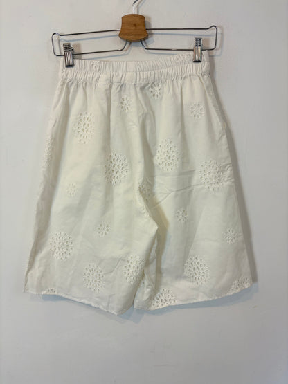 ZARA. Bermuda larga blanca bordados