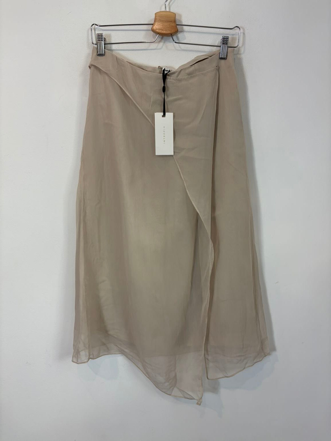 INTROPIA. Conjunto top y falda beige texturas