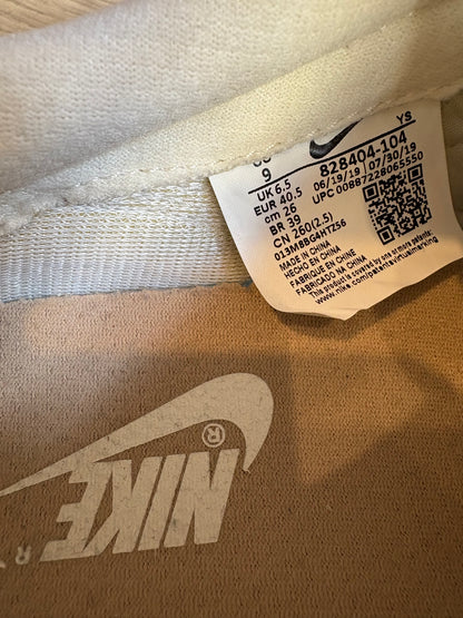 NIKE. Zapatillas beige piel