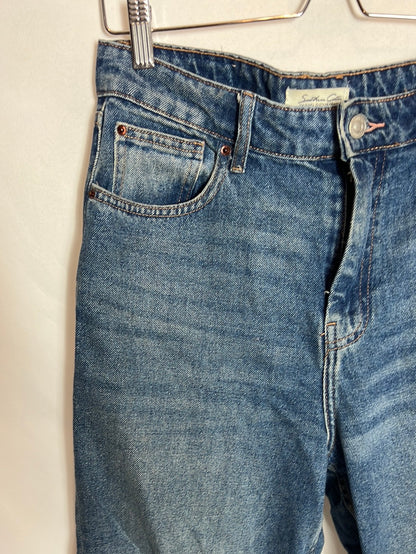 Cropped straight denim. Size 38