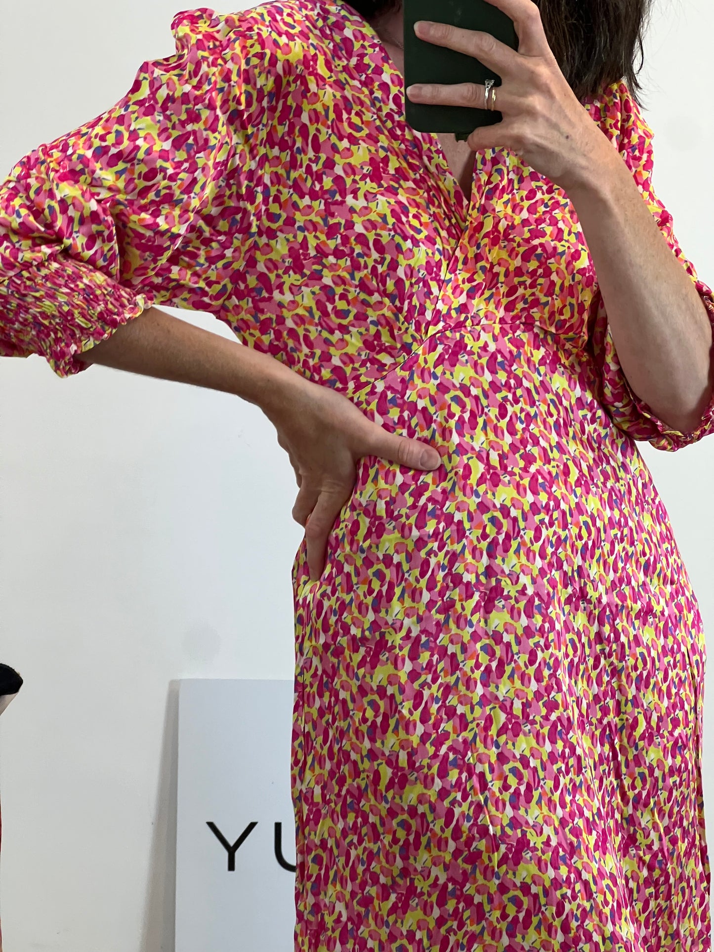 MUSCARI. Vestido midi tonos flúor. T M