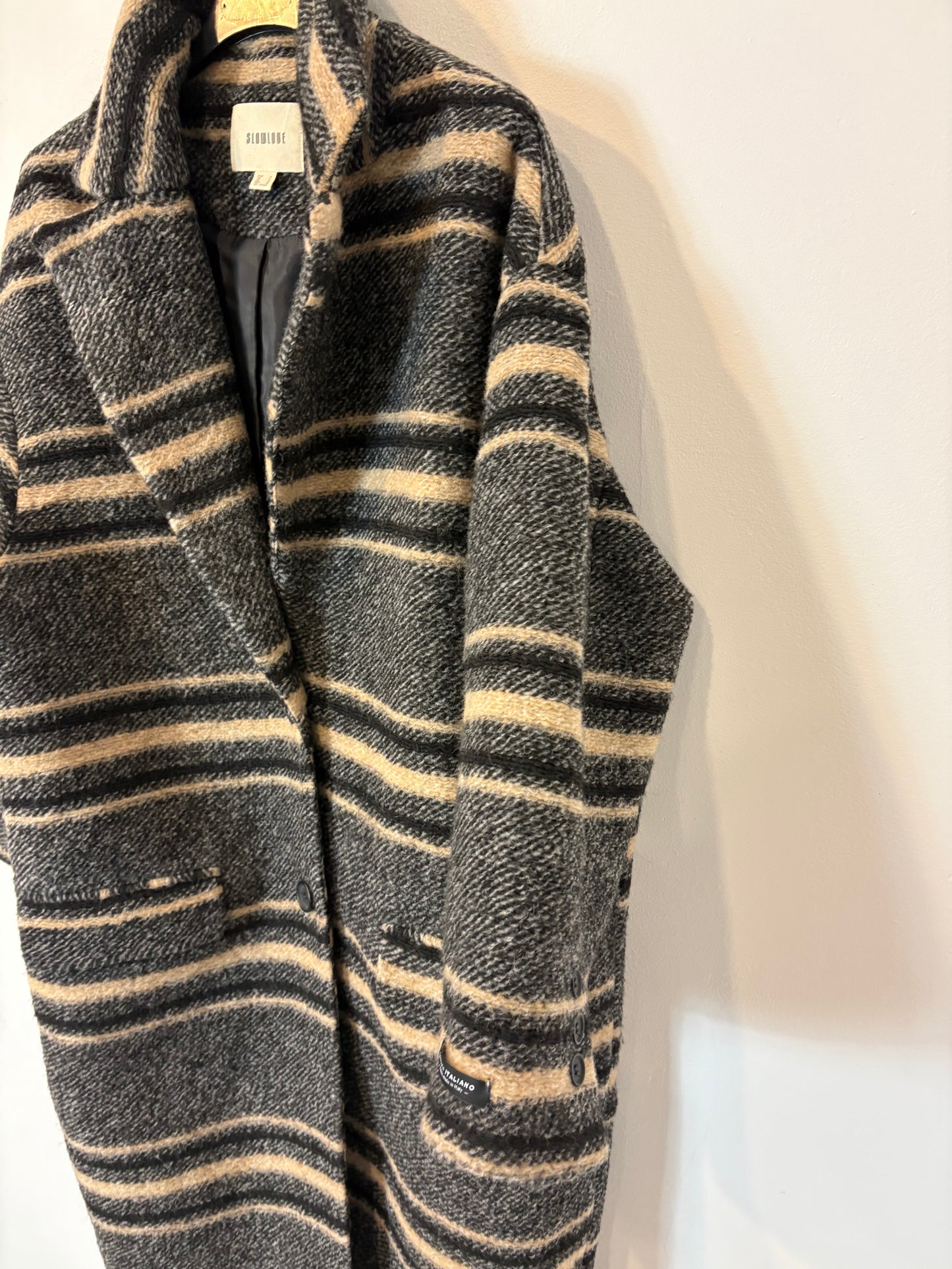 SLOWLOVE. Abrigo largo rayas