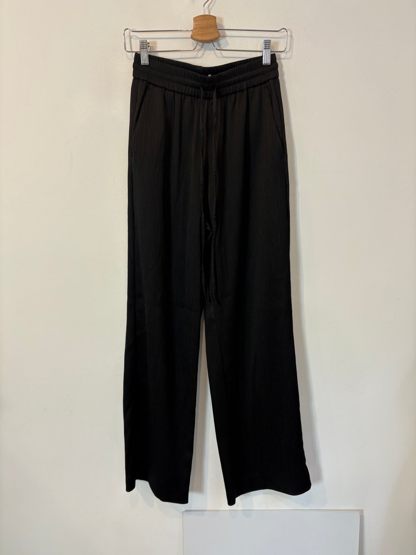 ZARA. Total look negro fluido