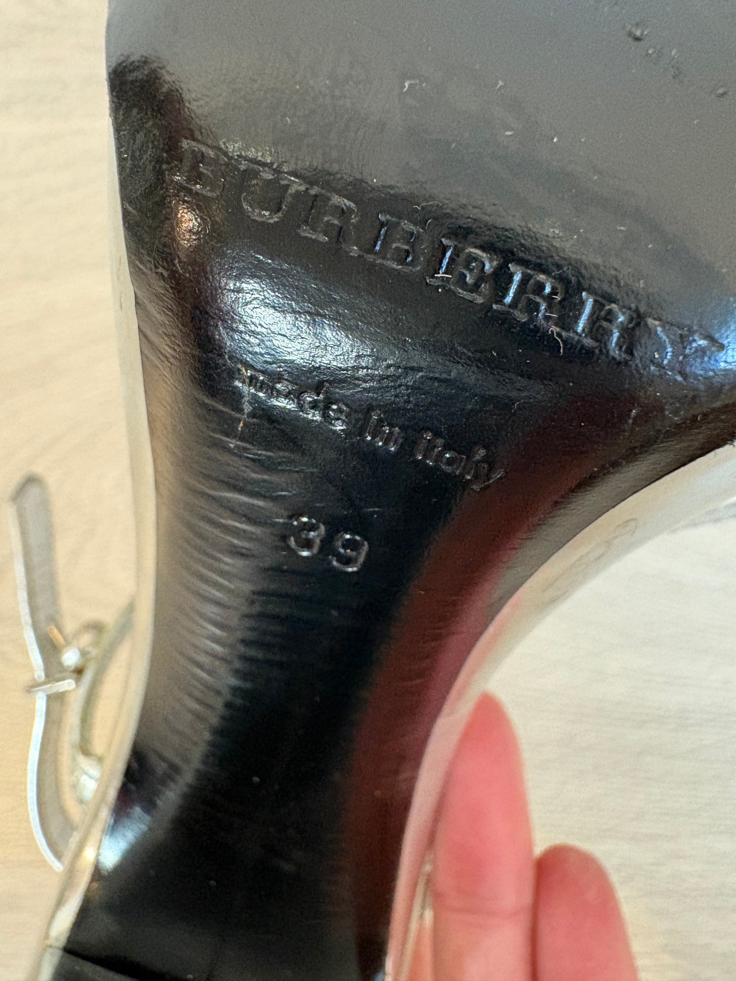 BURBERRY. Silver sandals. Size 39