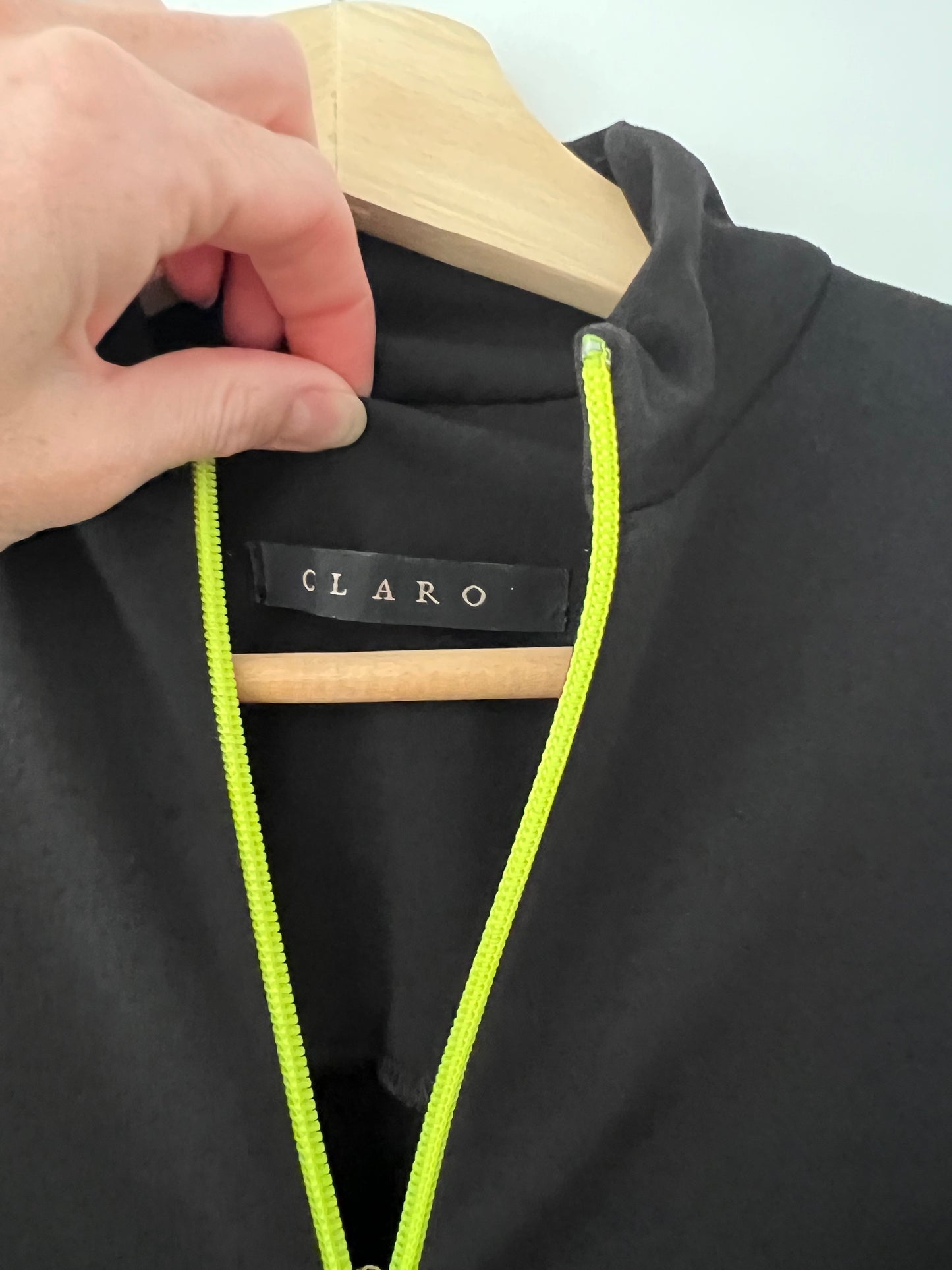 CLARO. Vestido negro detalles flúor