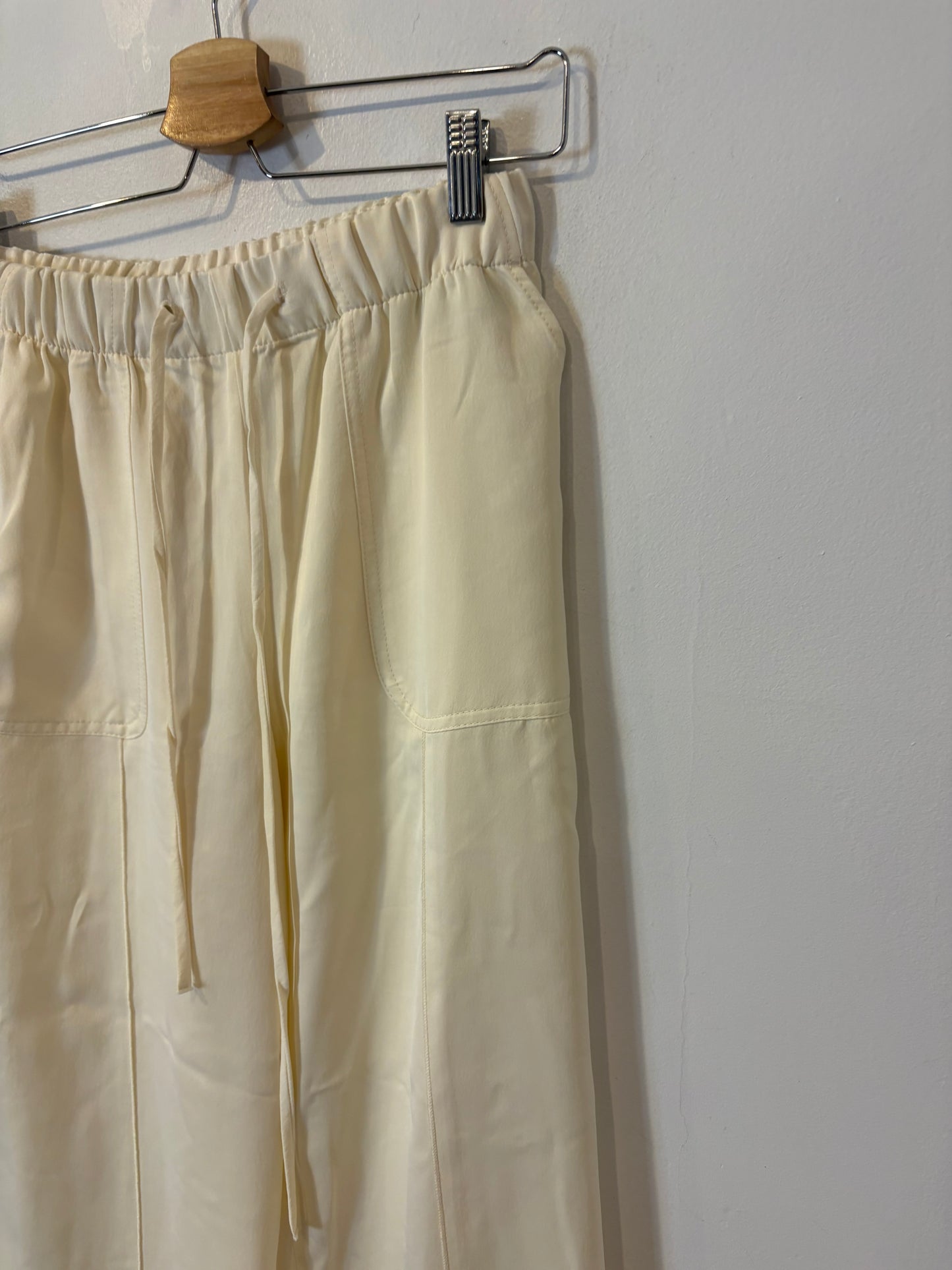 ZARA. Pantalón en crudo fluido