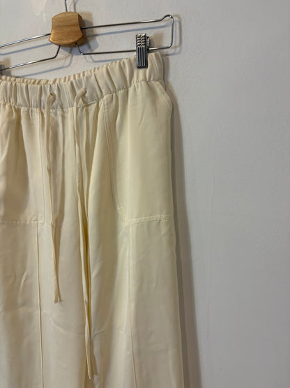ZARA. Pantalón en crudo fluido