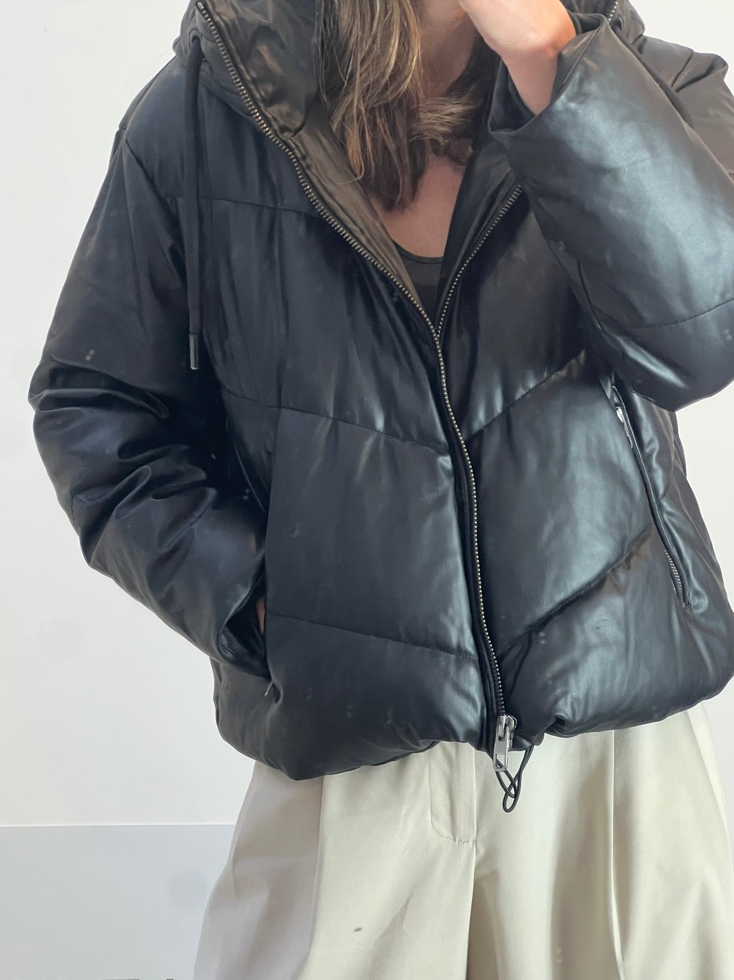 ZARA. Plumas negro capucha T. M