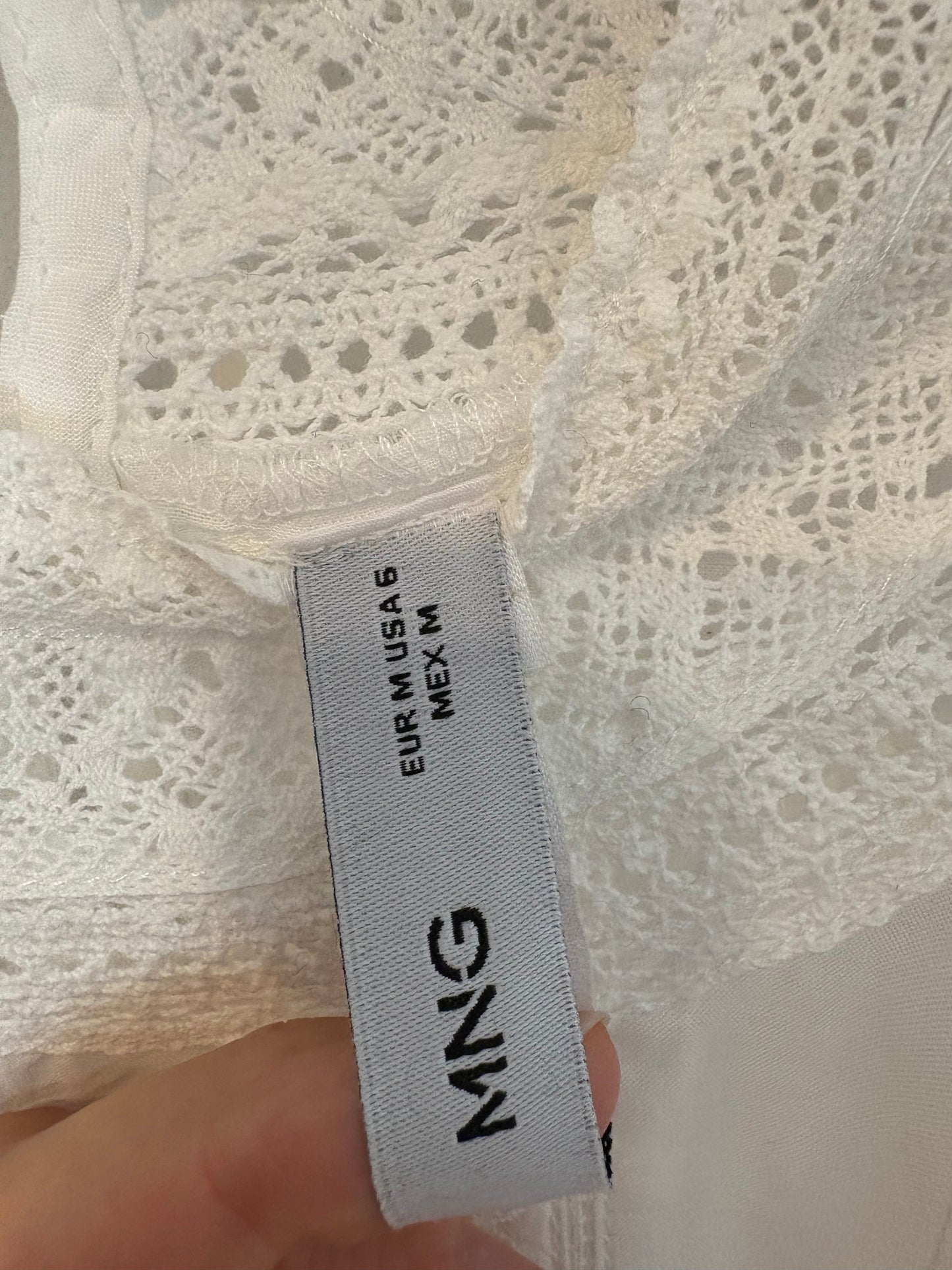 MANGO. Blusa blanca encaje. T M