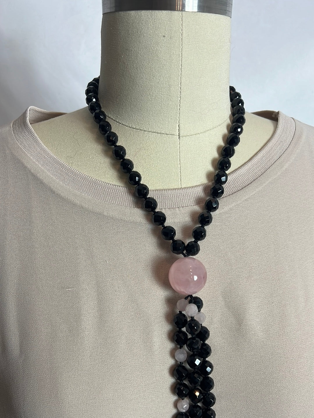 OTRAS. Collar pedreria negra y rosa