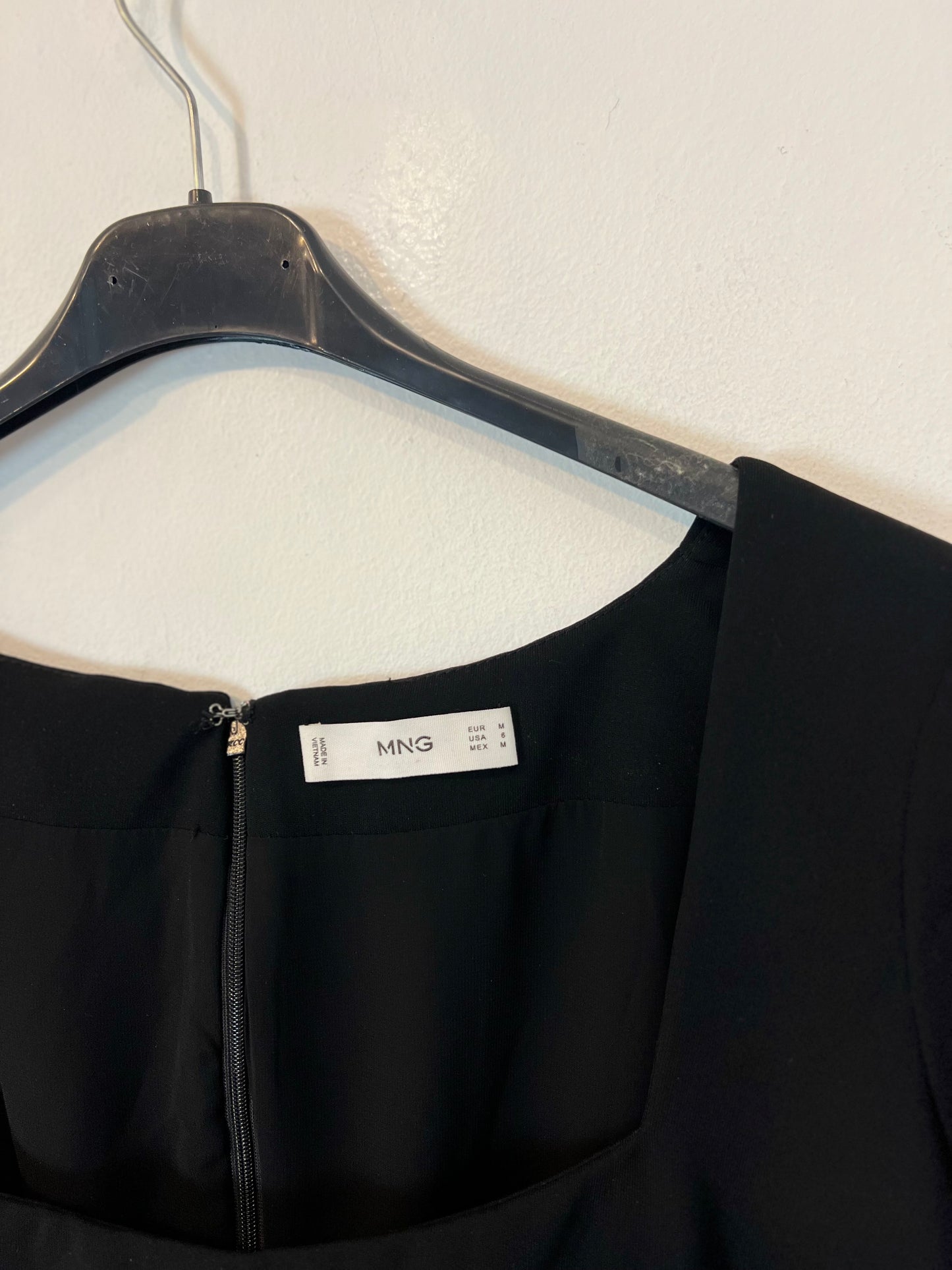 MANGO. Vestido negro corto  T.m