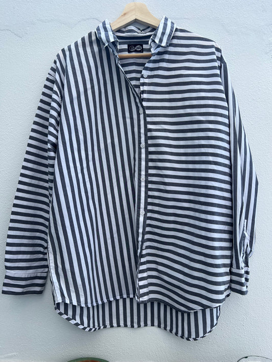 CHEAP MONDAY. Camisa gris rayas