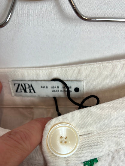 ZARA. Pantalón crudo bordados. T S