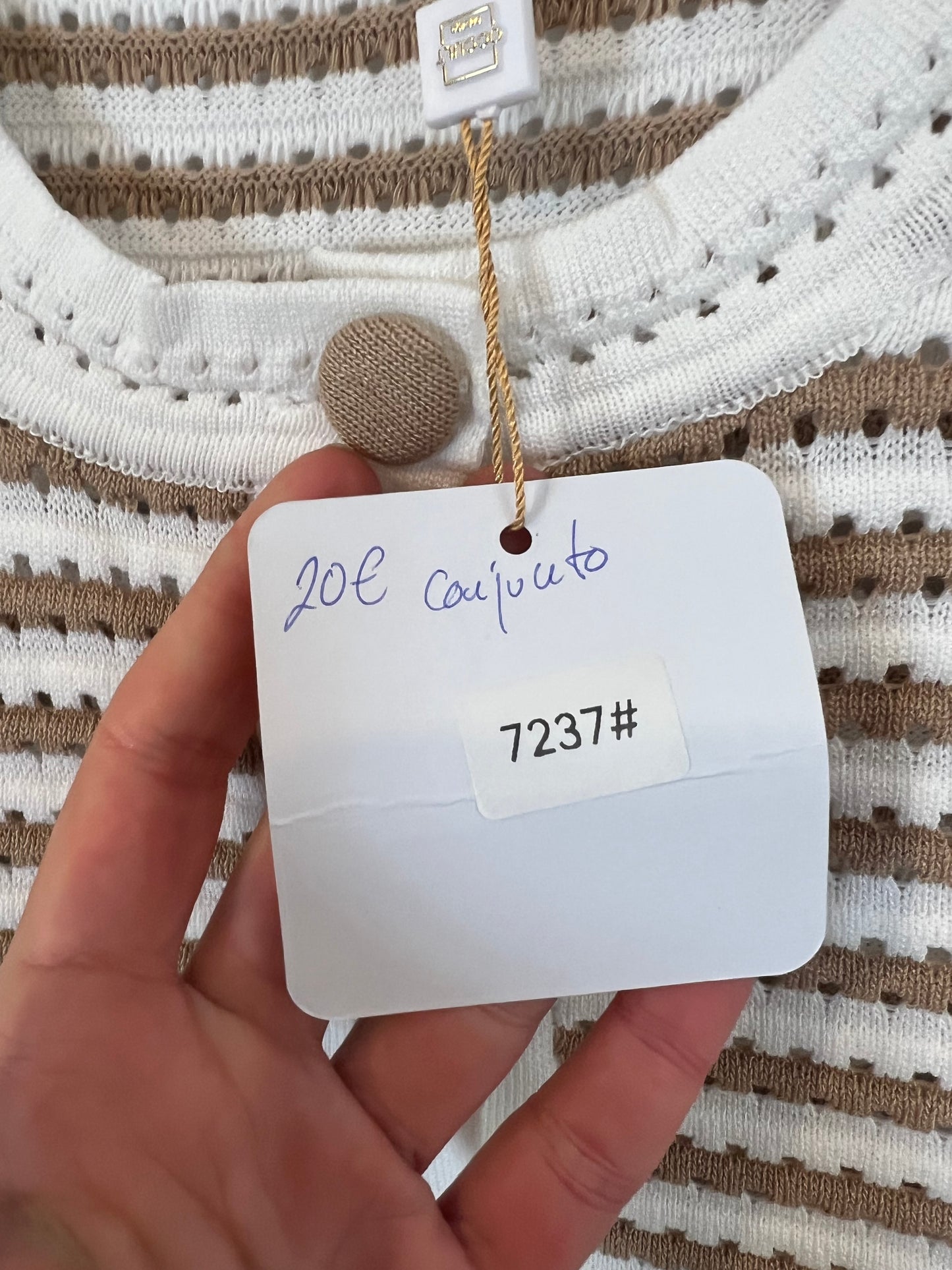 OTRAS. Conjunto  beige y blanco perforado. T S