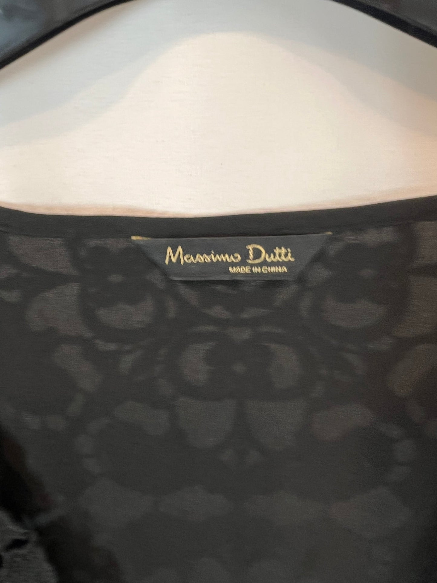 MASSIMO DUTTI. Vestido negro corto troquelado. T XS