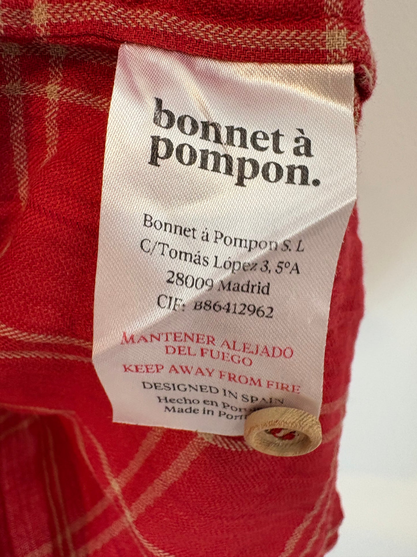BONNET A POMPON. Camisa rojas cuadros T. 5 años