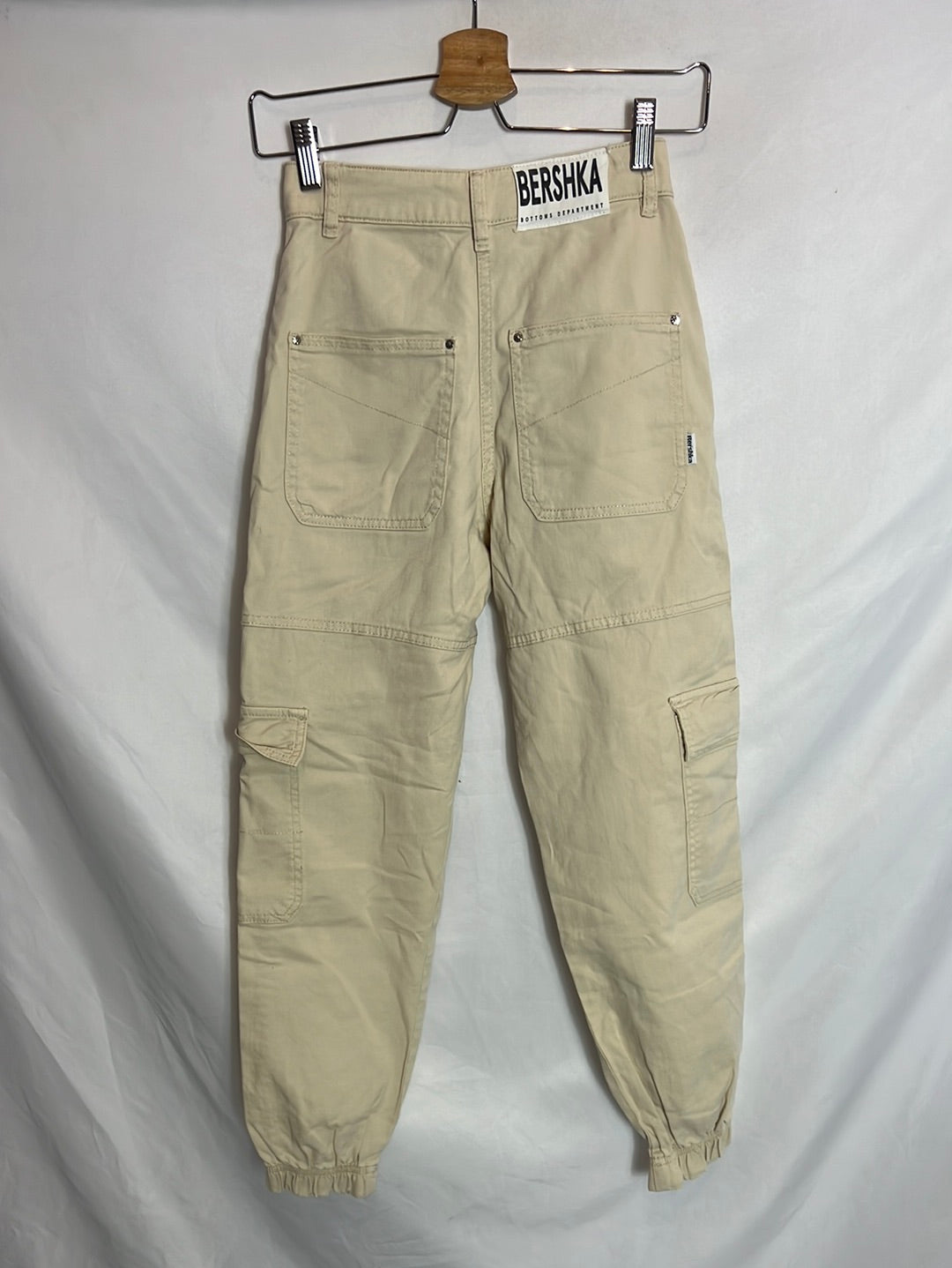 BERSHKA. Pantalón beige cargo.T 32