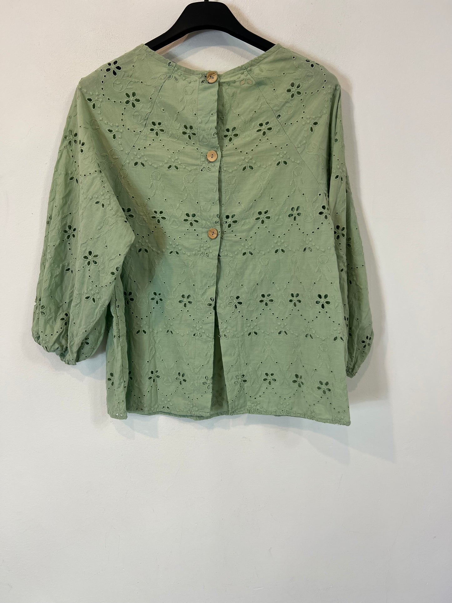 ZARA. Blusa verde troquelada. T XS